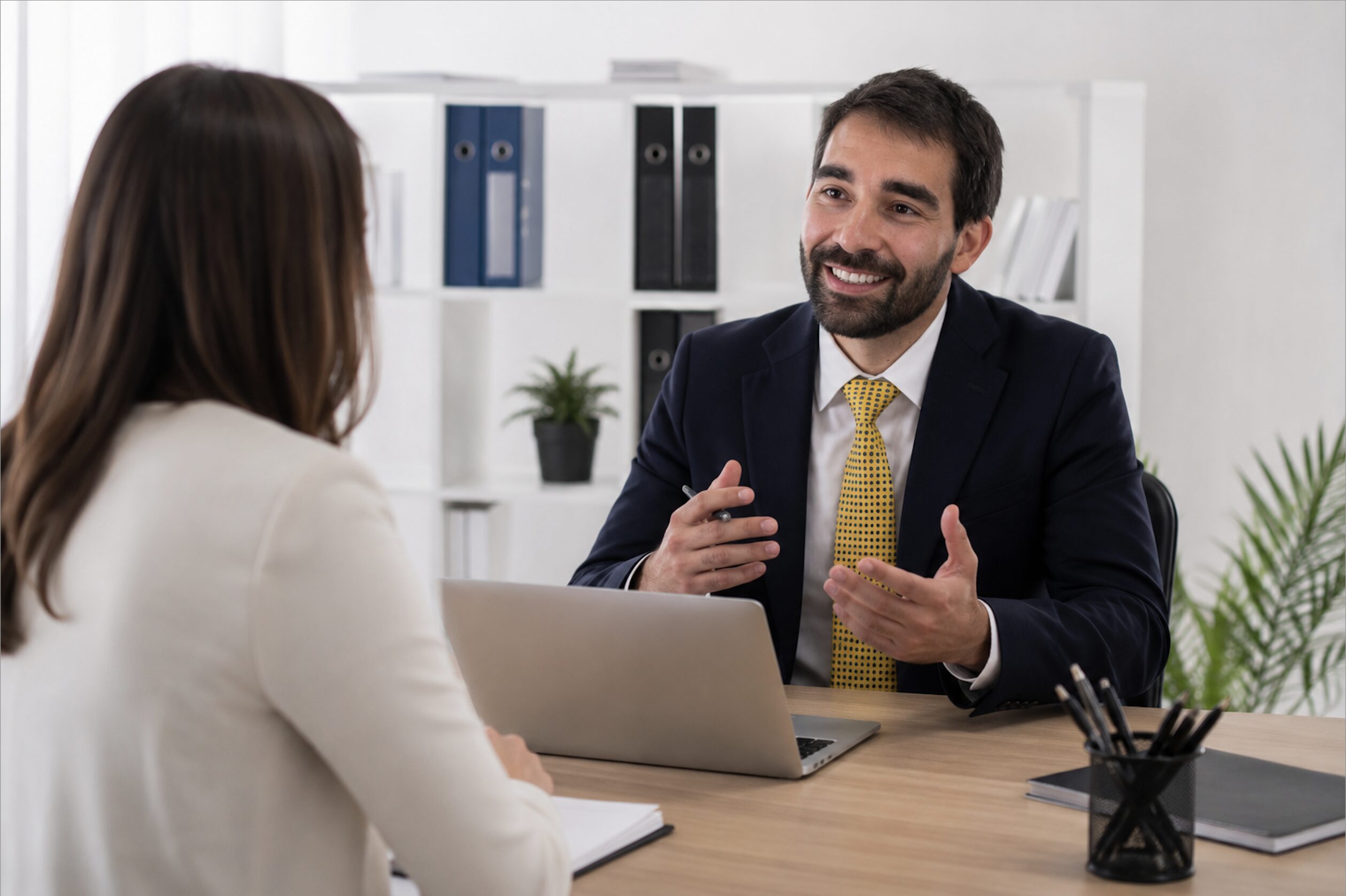 Andrea Langeli durante una consulenza finanziaria